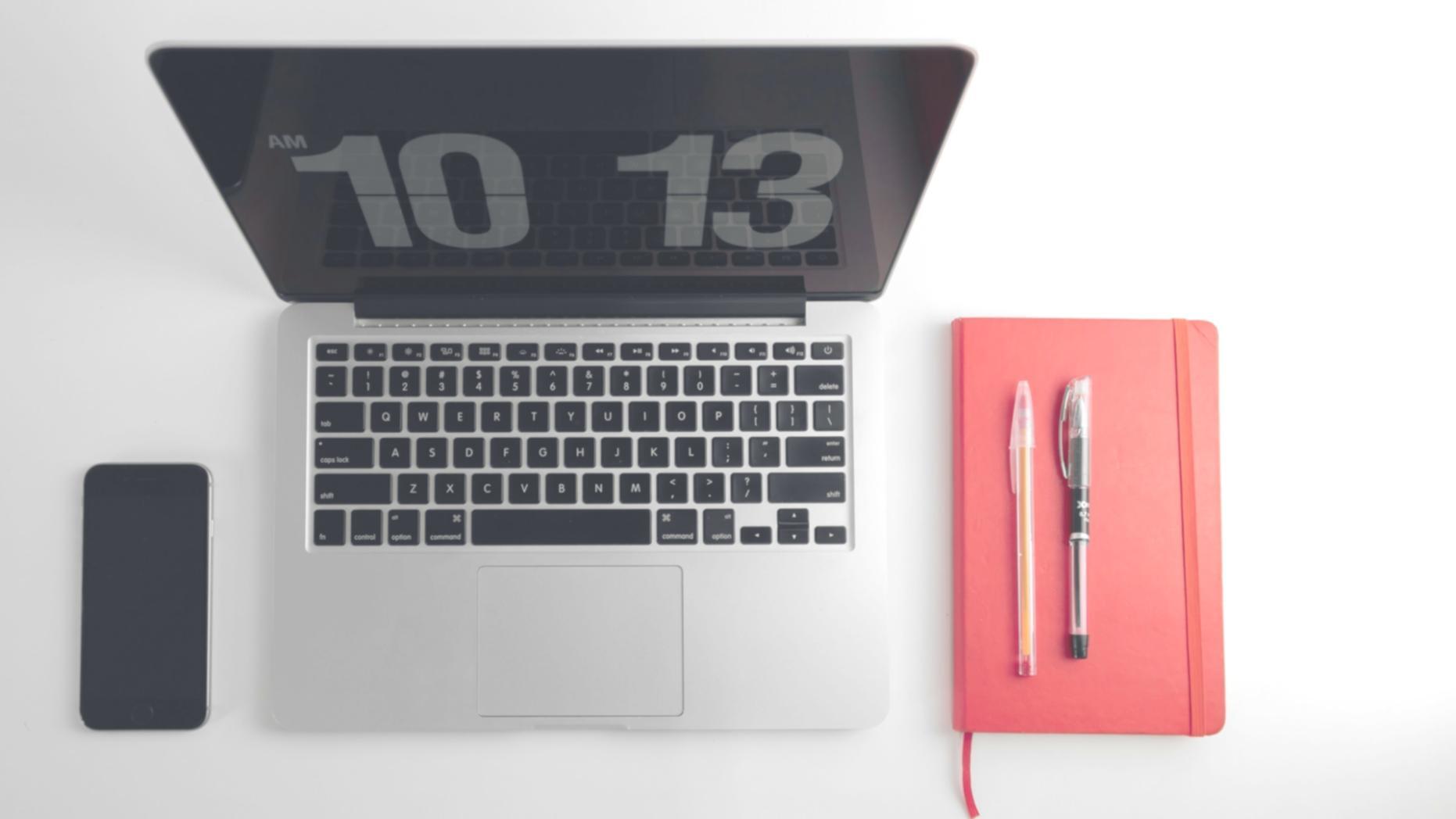 Persona organizando documentos financieros en su escritorio