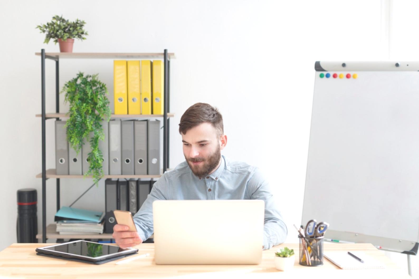 Estudiantes trabajando en ejercicios de presupuesto personal durante una sesión práctica del programa