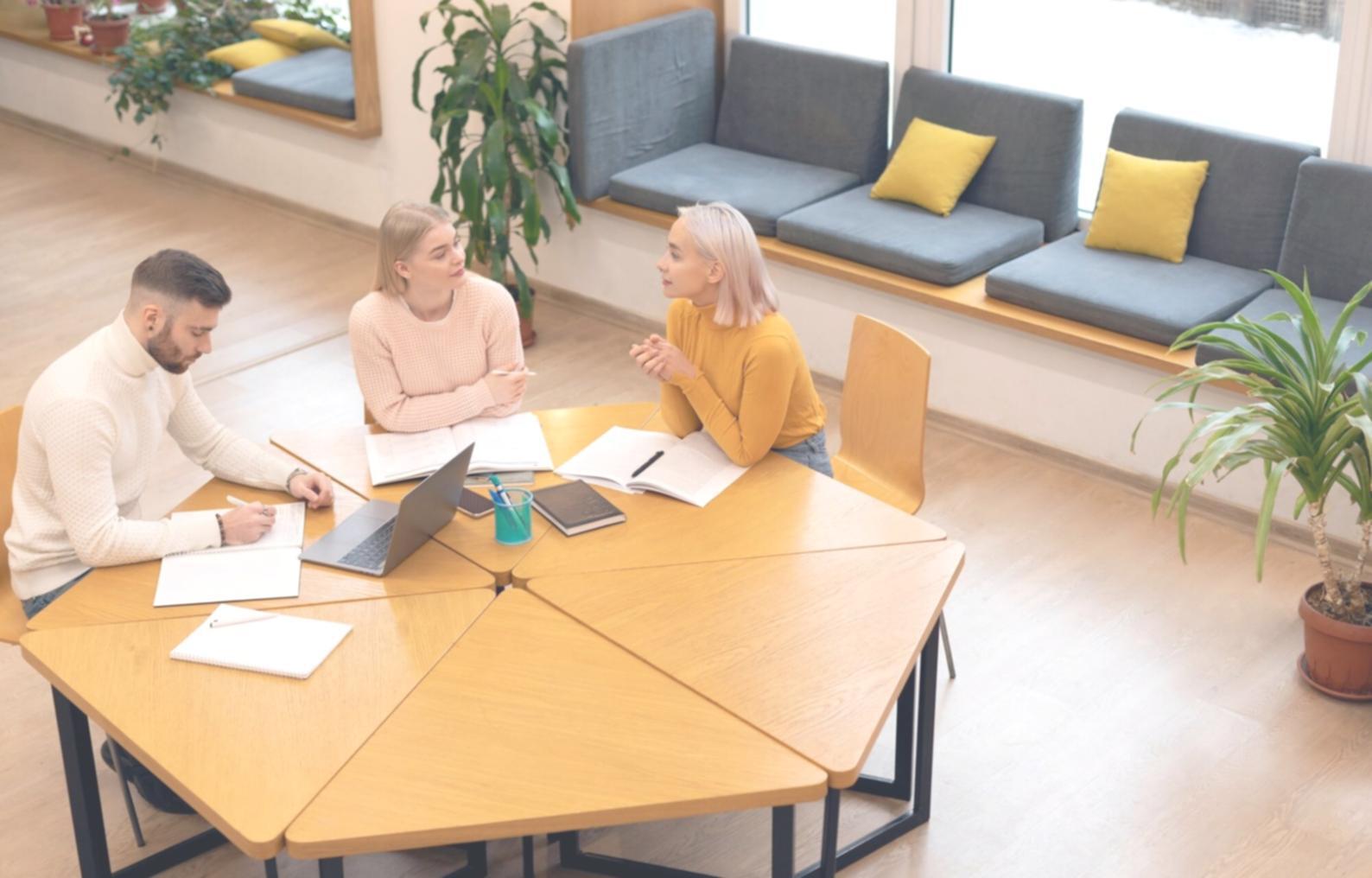 Vista de una sesión grupal donde los participantes comparten estrategias de ahorro y planificación financiera