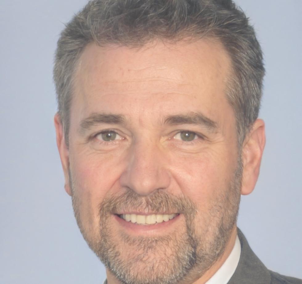 Retrato profesional de Álvaro Mendoza, facilitador principal del programa de educación financiera