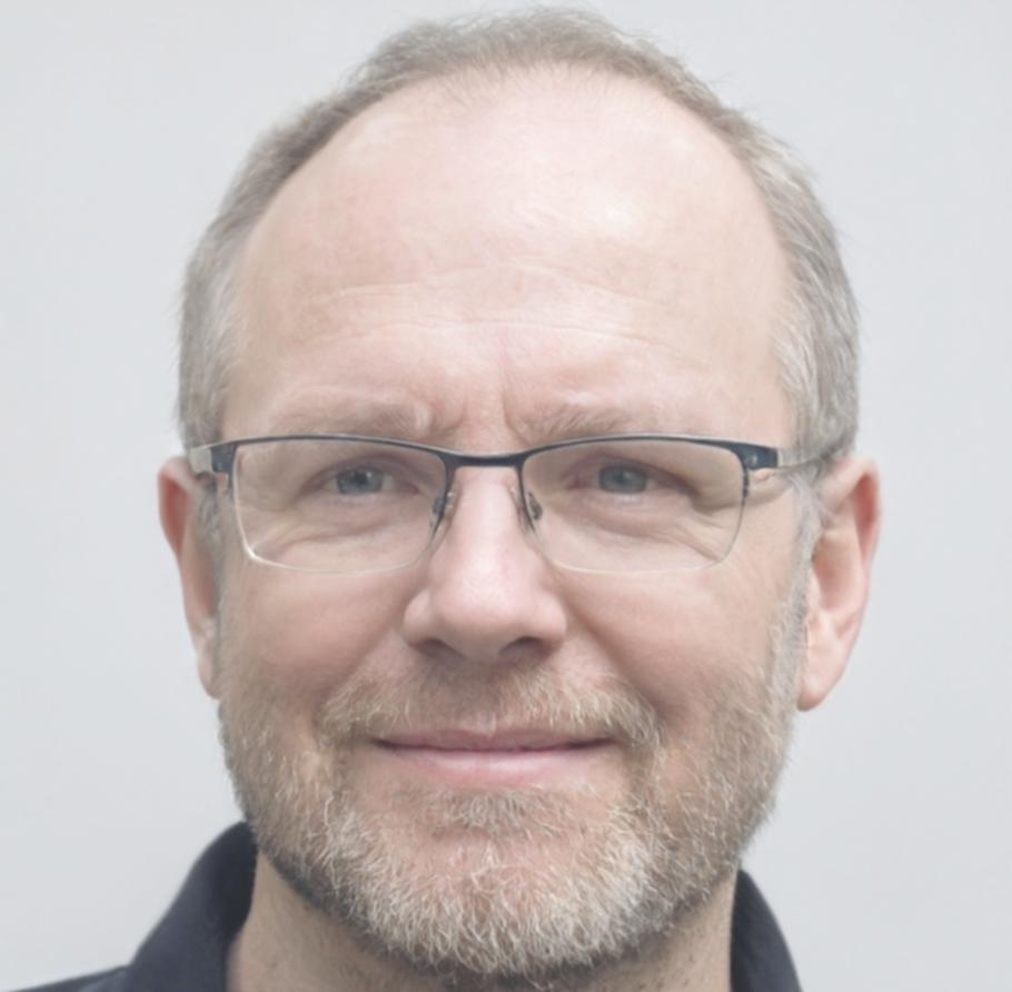 Retrato profesional de Miguel Herrero, facilitador especializado en estrategias de ahorro familiar